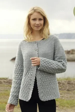 Betrouwbaar Patroon Gehaakt Vest "Yesterday Cardigan" met kantpatroon en ronde pas - Drops Design