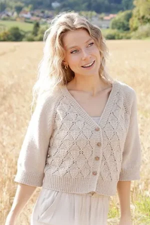 Koopje Patroon Gebreide Vest "Sand Diamond Cardigan" met kantpatroon - Drops Design