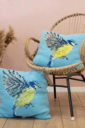Scheepjes Dawn Chorus CKAL - Blue Tit Cushion Kit 2 - Een creatief haak- / breipakket vol kleur Shop Nu