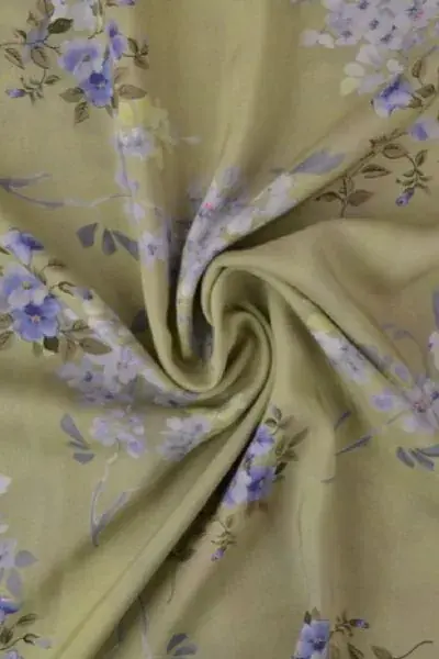 Viscose - Blue/Purple Flowers on Dusty Green Rechtstreeks Van De Fabrikant