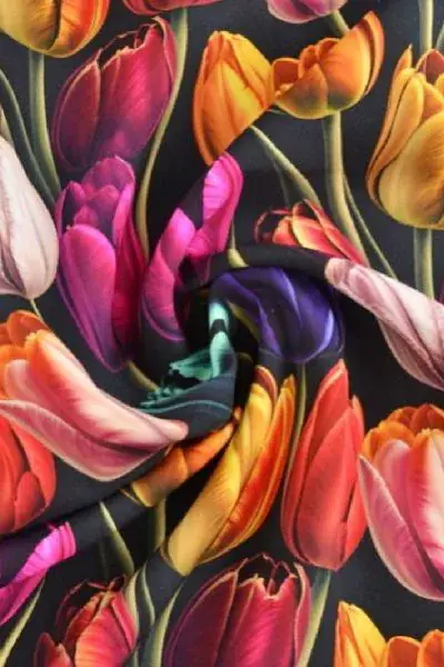 Viscose - Digital Dutch Tulips on Black Finale Uitverkoop