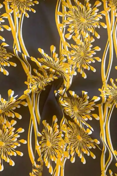 Viscose - Wiggle Yellow Flowers on Navy Rechtstreeks Van De Fabrikant