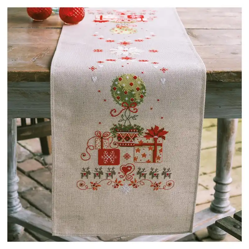 Koop Online Vervaco Loper kit Kadootjes onder boompje borduren (pakket) PN-0156092