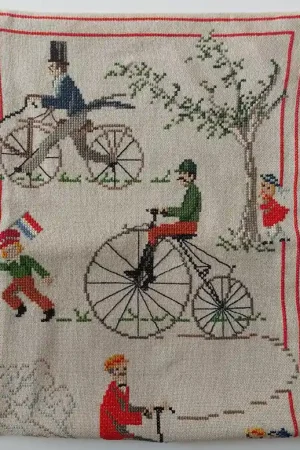Op = Op Wandkleed oude fietsen