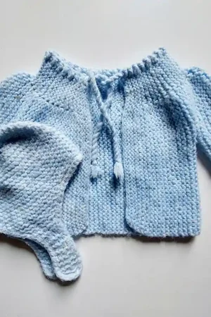 Op = Op Babyjasje en -mutsje