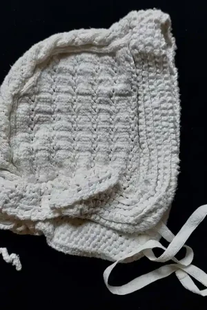 Koopje Oud gebreid babymutsje