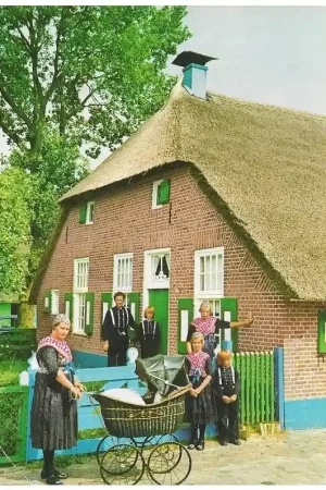 Ansichtkaart: Staphorst klederdracht gezin Meest Verkocht