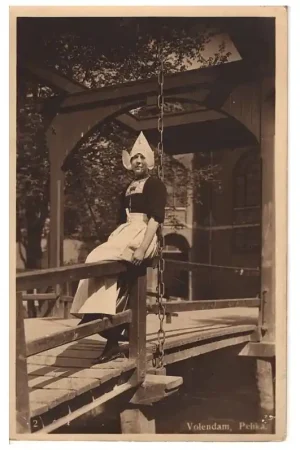 Oude ansichtkaart Volendam Shop Nu