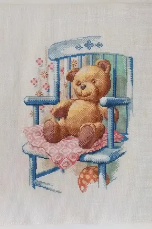 Op = Op Geborduurde beer op stoeltje