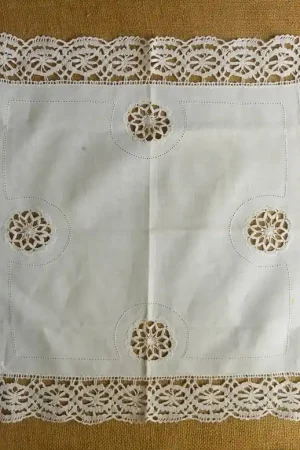 Oud kleedje met kantklosrand Beperkt Aanbod