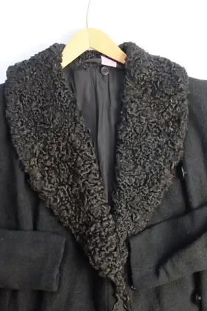 Oude zwarte jas met astrakan kraag Populair