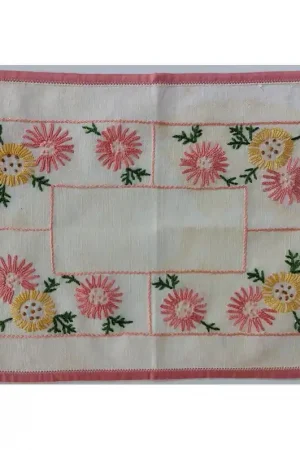 Oud geborduurd kleedje bloemetjes Nieuw